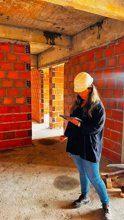 Engenheira da Lamare Engenharia realizando inspecao predial em obra